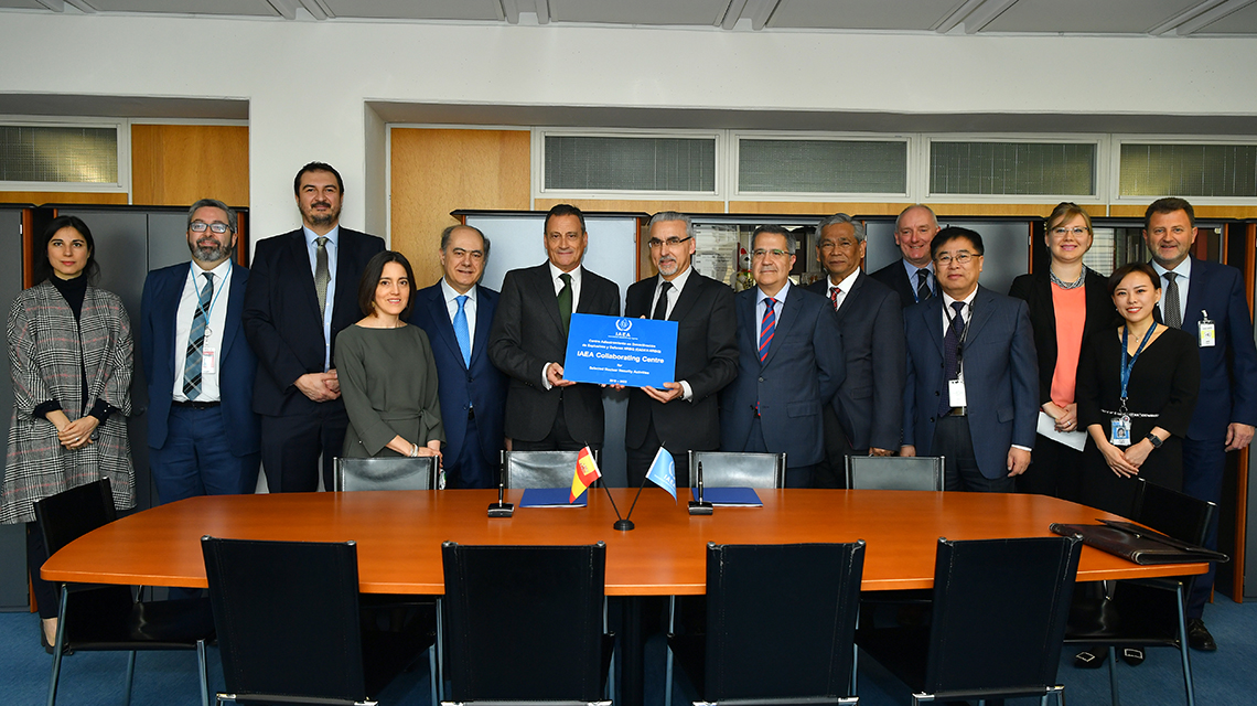 Juan Carlos Lentijo with a representative of Spain’s Guardia Civil. (Photo: D. Calma/IAEA)