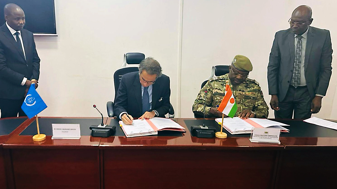 Photo avec le Directeur général de l'AIEA, Rafael Mariano Grossi, et le Ministre Ministre nigérien Ma?zama Abdoulaye qui signent un accord à Niamey au Niger