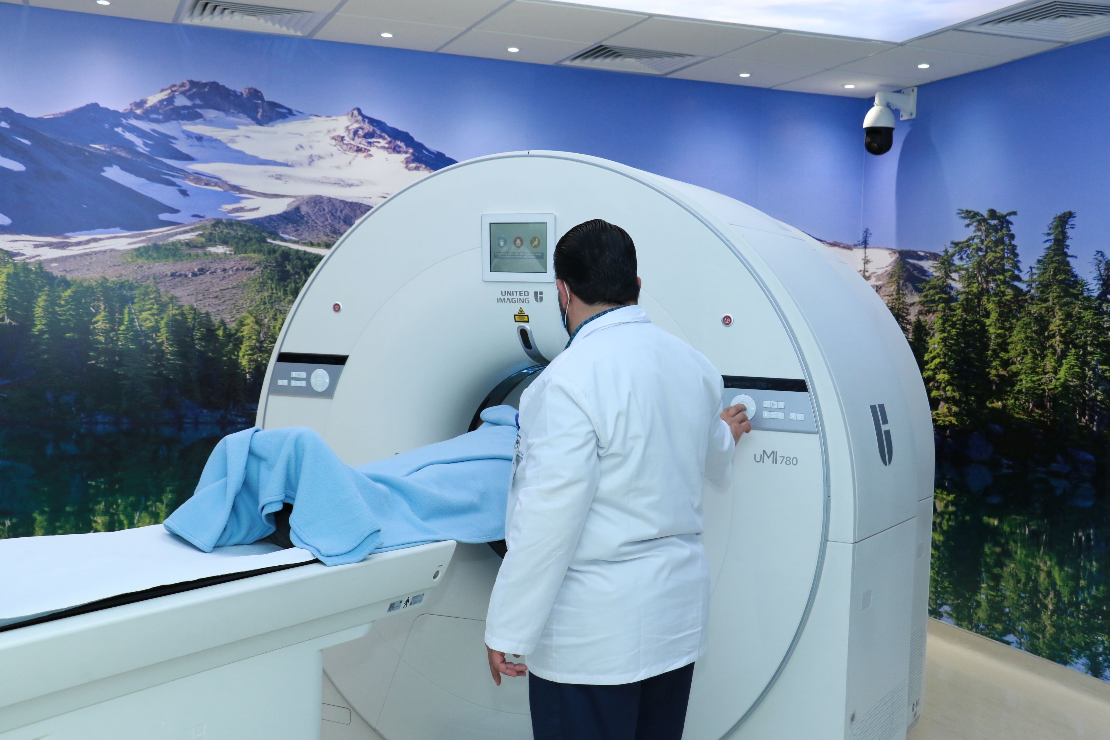 An expert at the King Hussein Cancer Center operating a state-of-the-art medical imaging device used for diagnosing cancers. (Photo: KHCC) 