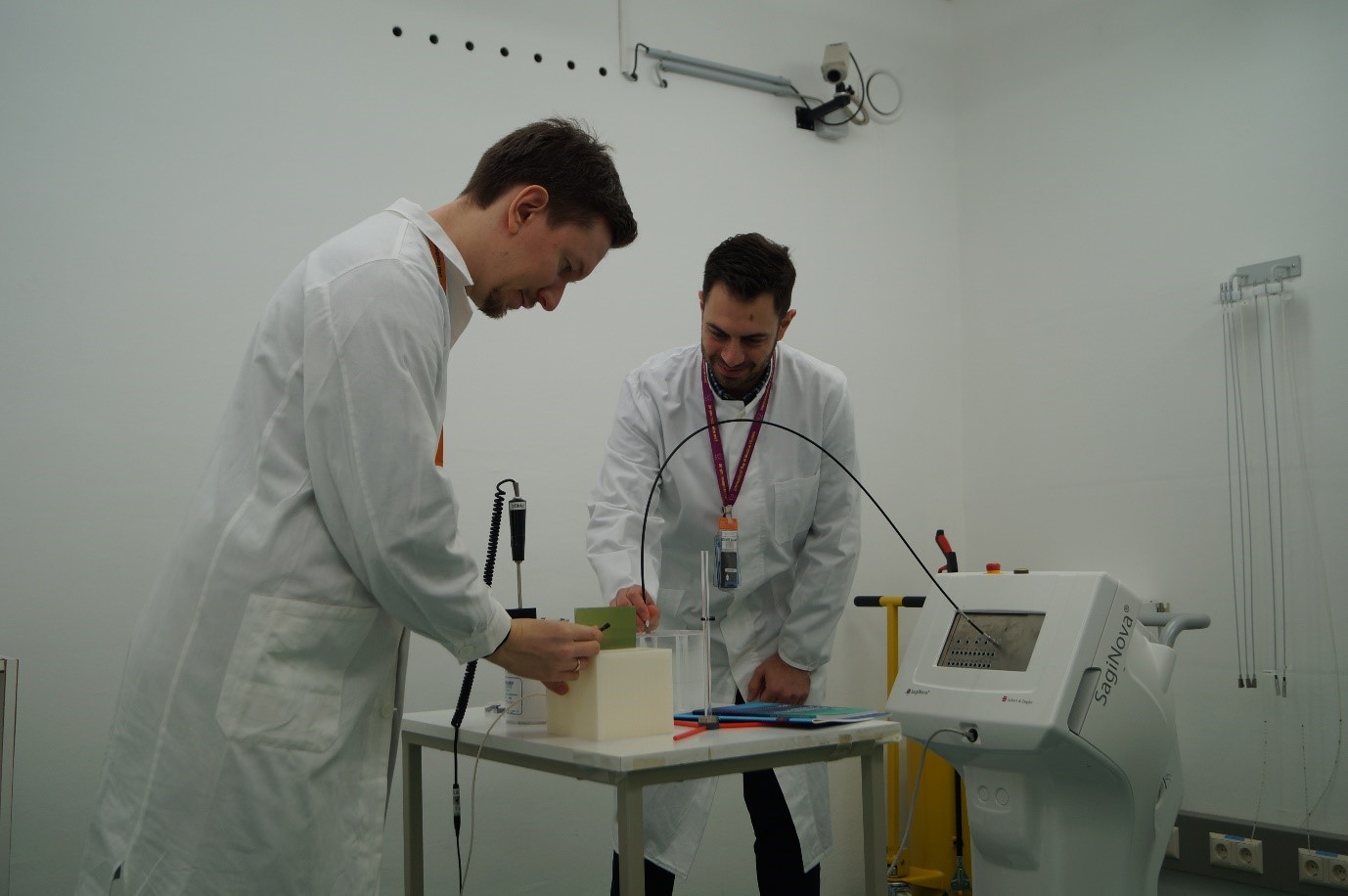 Medical physicists performing a dosimetry audit on an HDR brachytherapy unit (DOL, Seibersdorf)
