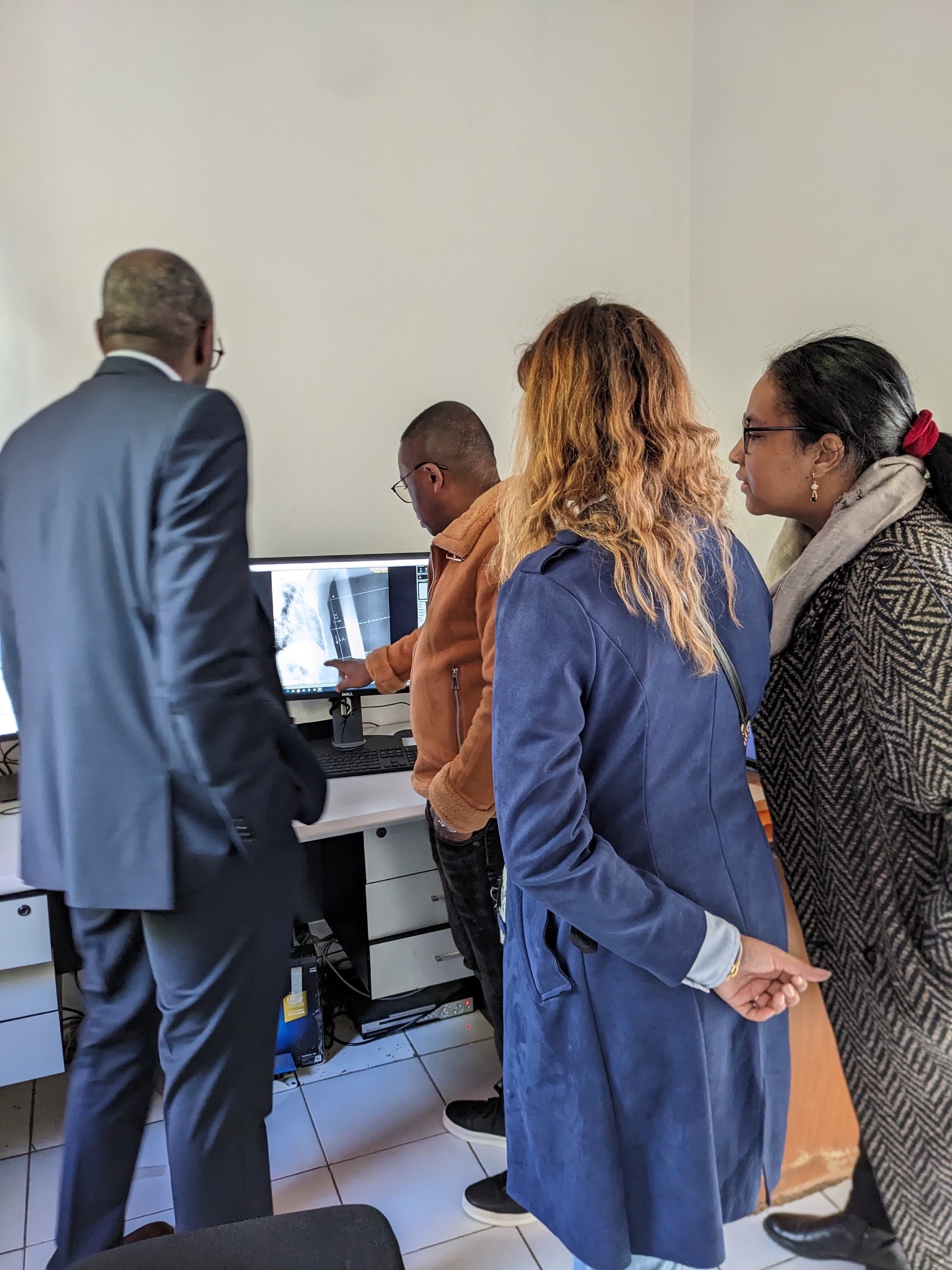 L’équipe s’est entretenue avec le personnel d’oncologie du CHU Joseph Raseta Befelatanana (HJRB) pour en apprendre plus sur les services de traitement du cancer à Madagascar.?