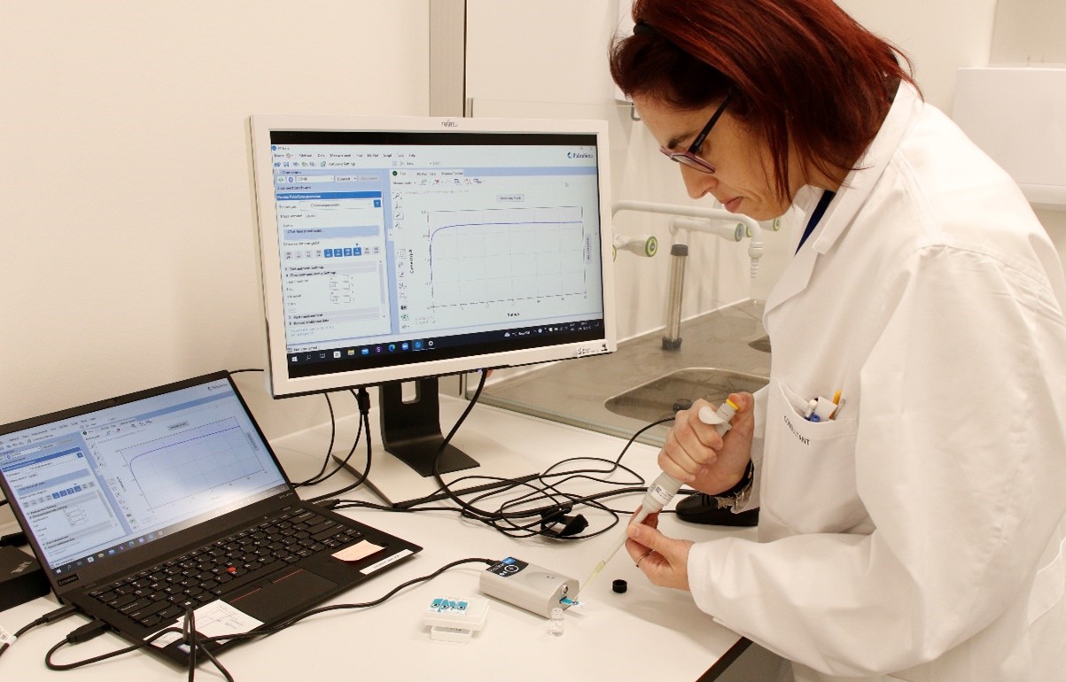 Une employée du Laboratoire du contr?le et de la sécurité sanitaire des aliments utilise un capteur permettant de détecter des contaminants dans les aliments. 