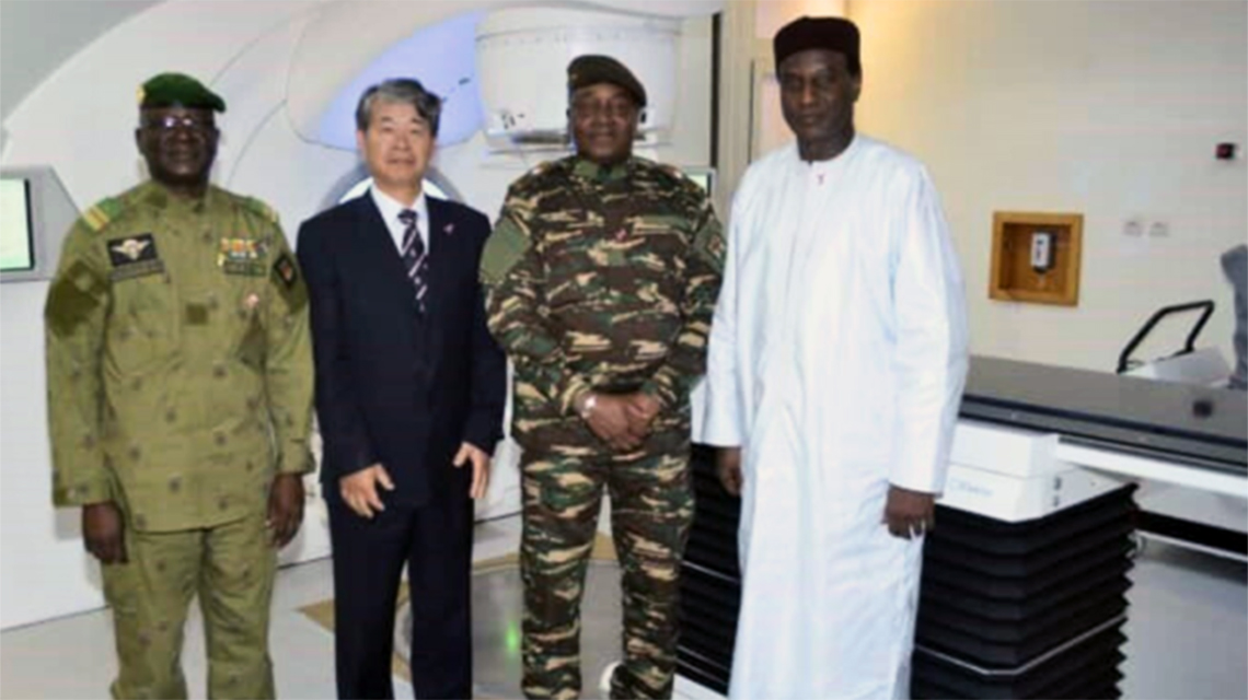 ddg_tc_with_niger_president_rays_of_hope-1140x640.jpg