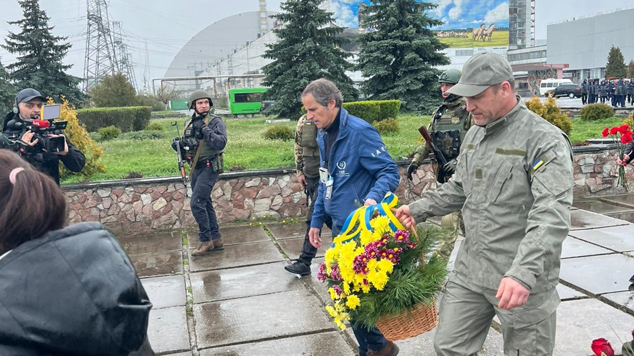 dg_grossi_lays_wreath_at_chornobyl.jpg
