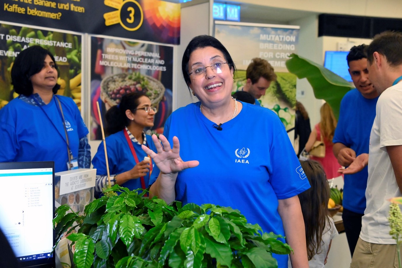 mokhtar_visiting_the_iaeas_plant_breeding_and_genetics.jpg