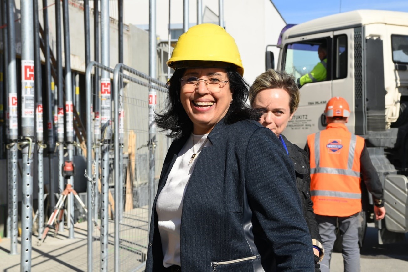najat_mokhtar_inspecting_construction_progress_at_the_iaea_laboratories_in_seiberssdorf.jpg