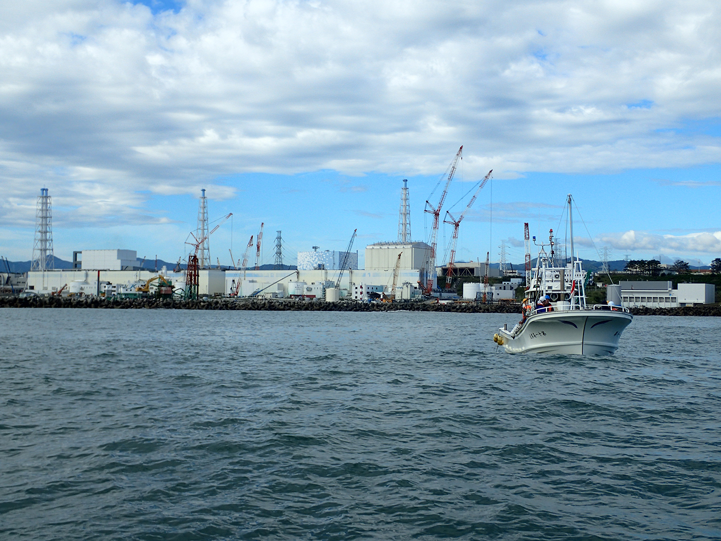 samplingboatnearfukushimadaiichinpp.jpg