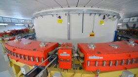 Открытие поддерживаемого со стороны МАГАТЭ Научно-исследовательского центра СЕЗАМЕ укрепляет научное сотрудничество на Ближнем Востоке  (на англ. языке) 