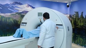 An expert at the King Hussein Cancer Center operating a state-of-the-art medical imaging device used for diagnosing cancers. (Photo: KHCC) 