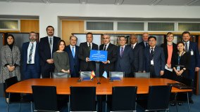 Juan Carlos Lentijo with a representative of Spain’s Guardia Civil. (Photo: D. Calma/IAEA)
