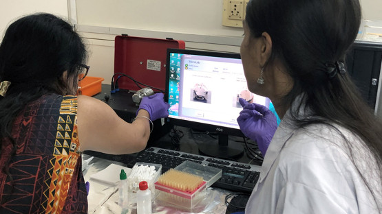 Course participant injects sample in a Fourier Transform Infrared Spectrometer (Photo: C. Loechl, IAEA)